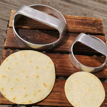 Cargar imagen en el visor de la galería, Molde Arepa con Agarradera 13 cm/ Moral